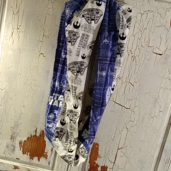 Star Wars Millennium Falcon Infinity Scarf - Picture 2 of 3